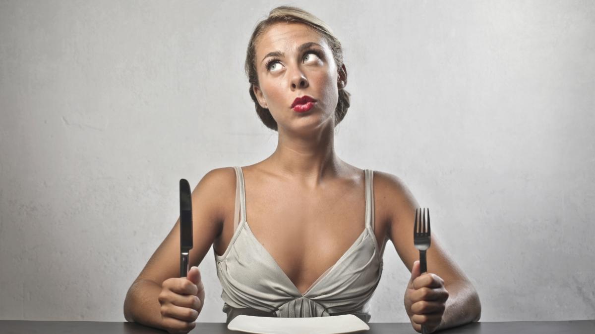 shutterstock_mulher_prato_comida