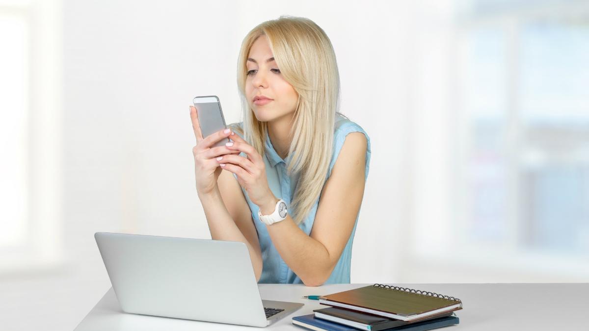 shutterstock_mulher_telemovel