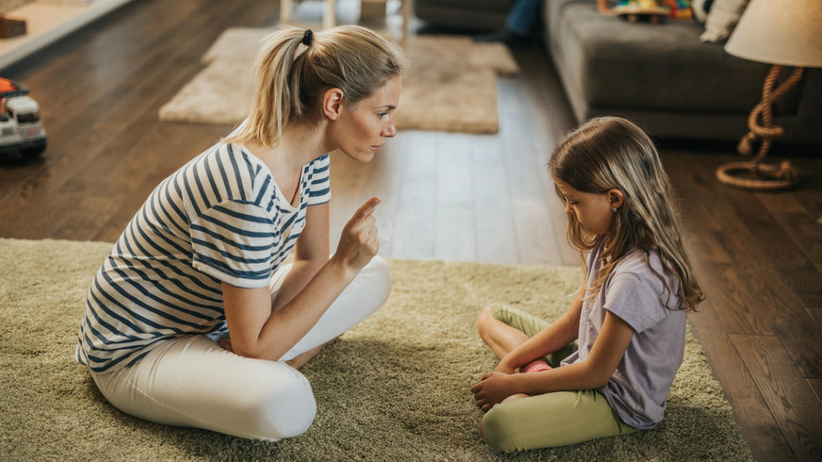 erros mãe filha istock