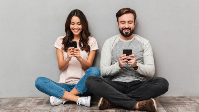 shutterstock_casal_telemovel_engate