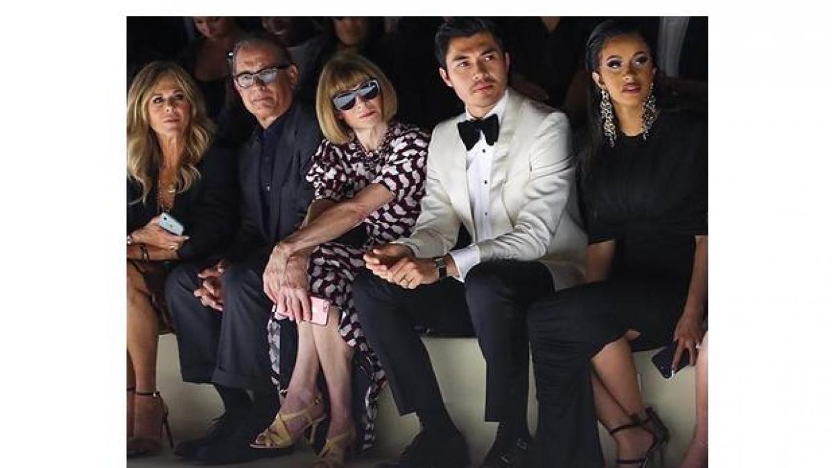 Rita Wilson, Tom Hanks, Anna Wintour, Henry Golding e Cardi B. no primeiro dia do evento.