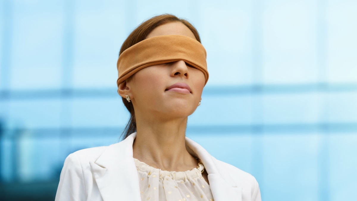 Mulher vendada – iStockphoto