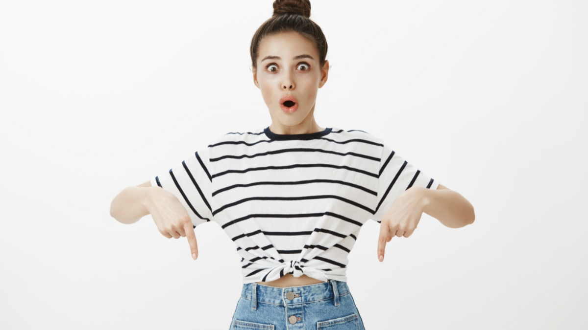 shutterstock_mulher_apontarparabaixo