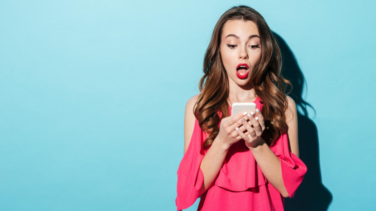 shutterstock_mulher_telemovel_surpresa