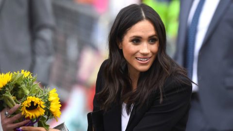 Inspire-se em Meghan e aposte numa manicure com vernizes escuros
