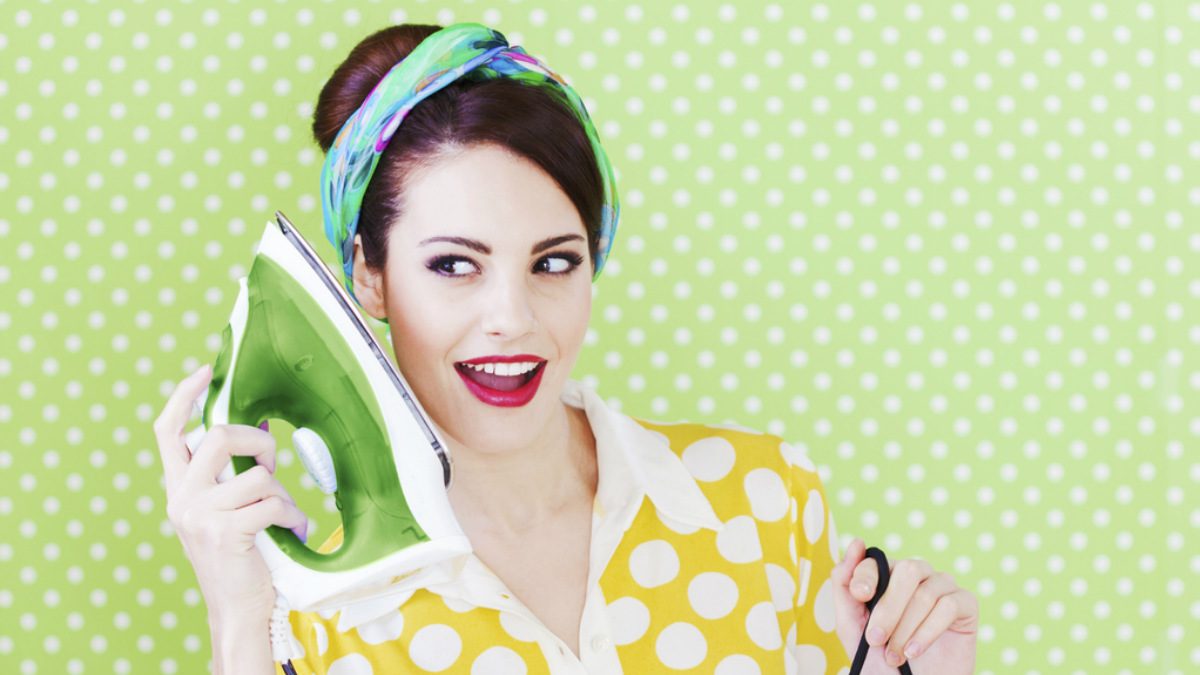 Mulher ferro engomar