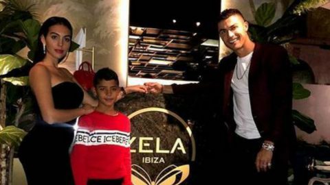 Cristiano Ronaldo e Georgina exibem alianças em jantar romântico