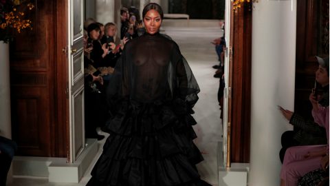 Naomi Campbell pela valentino [Fotografia: Reuters]