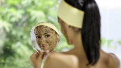 20 esfoliantes para o rosto que deve incluir na sua rotina de beleza