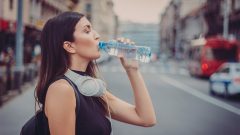 Mulher garrafa de água