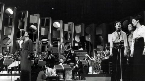 Simone de Oliveira a interpretar o tema 'Desfolhada' [Fotografia: Arquivo Global Imagens]