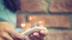 Mulher telemóvel Facebook