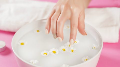 Remova o verniz gel em casa com apenas 3 passos e sem danificar as unhas