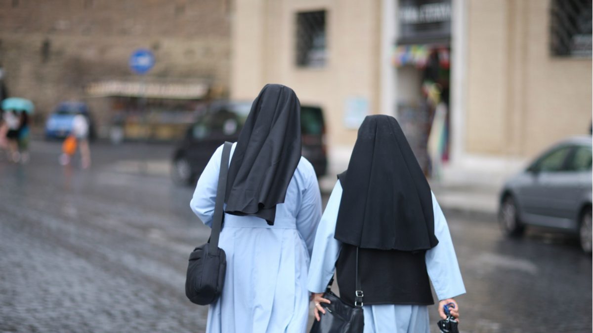mulheres vaticano shutterstcok