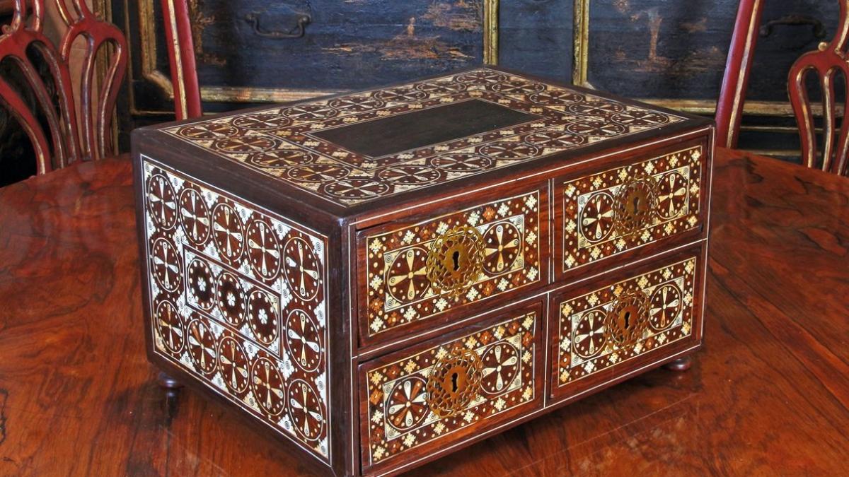 ANTÓNIO COSTA ANTIGUIDADES – Contador Teca – marfim e cobre dourado – Século XVII_resultado