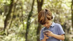 menino smartphone