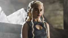 Emilia Clarke mostra primeiras fotos no hospital, após ter sofrido aneurisma