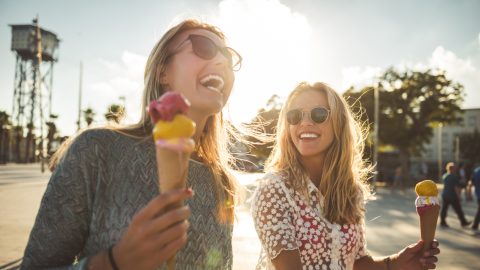 Mulher amigas gelados