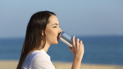 Mulher bebidas energéticas