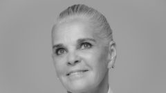 Aos 80 anos, Ali MacGraw é o novo rosto dos relógios da Chanel [Fotografia: Chanel]