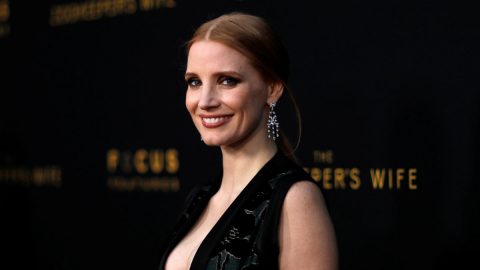 Jessica Chastain mordida no peito por um cavalo