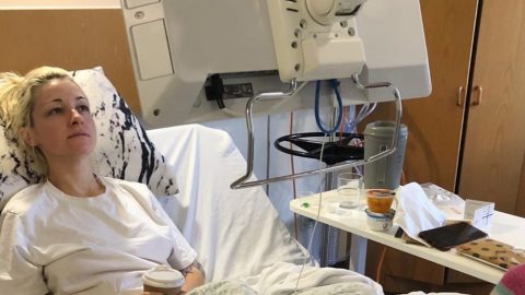 Kate Miller-Heidke sofreu uma infeção após uso prolongado de saltos altos