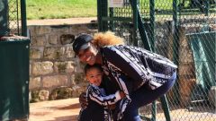 Serena Williams ensina tradição africana à filha