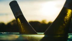 Esta truque permite-lhe refrescar o vinho em apenas 30 minutos - só com um passo