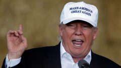 Trump aparece de surpresa em casamento inspirado no tema 'Make American Great Again'