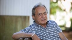 Neta de Carlos Cruz mostra talento para a música no Youtube