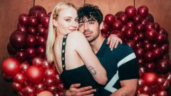 Vestido de Sophie Turner foi bordado à mão durante mil horas