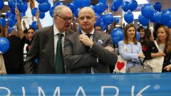 O fundador da Primark Arthur Ryan (à esq) com o CEO da multinacional Paul Marchant [Fotografia: Javier Barbancho/Reuters]