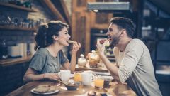 Casal pequeno-almoço