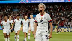 Em primeiro plano, Megan Rapinoe, capitã da seleção de futebol feminino dos Estados Unidos da América, em segundo plano [Fotografia: Benoît Tessier/Reuters]