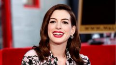 Anne Hathaway está grávida e fala sobre problemas de fertilidade