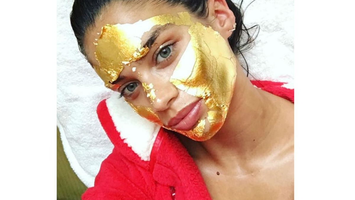 Sara-Sampaio-Indulged-Gold-Foil-Mask-Ultimate-Glow