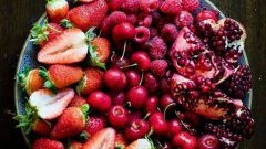 Troque o queijo pela fruta e faça estas tábuas coloridas para o verão