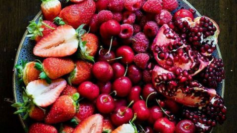 Troque o queijo pela fruta e faça estas tábuas coloridas para o verão