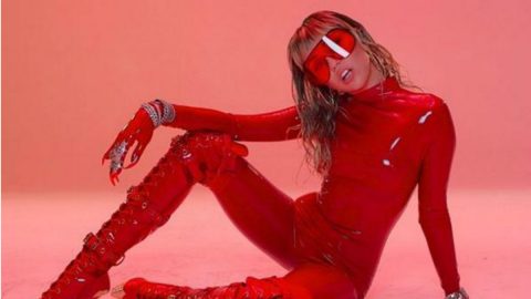 Miley Cyrus no novo videoclipe Mother's Daughter