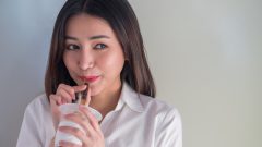 A cor de cabelo que está a fazer sucesso na Ásia é inspirada por uma bebida