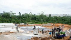 Lançamento do projeto da fábrica de tijolos de plástico reciclado da Unicef na Costa do Marfim [Fotografia: Unicef]