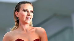 Scarlett Johansson linha beleza acessível