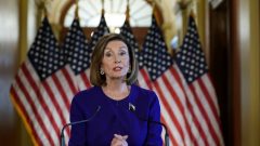 A bolsa nova-iorquina encerrou hoje em baixa, com os investidores a cederem à que então era uma possibilidade, o lançamento de um processo de destituição de Donald Trump, bem como pelas críticas deste às redes sociais e à China. Os resultados definitivos da sessão indicam que o índice seletivo Dow Jones Industrial Average recuou 0,53%, para 26.807,77 pontos, e o tecnológico Nasdaq 1,46%, para os 7.993,63. O alargado S&P500 também fechou com perdas, ao desvalorizar 0,84%, para as 2.966,60 unidades. "No final, os investidores acabaram por resistir bem a uma barragem de notícias potencialmente negativas", observou Gregori Volokhine, da Meeschaert Financial Services. "A palavra do dia é sem dúvida 'destituição'", sublinhou. A presidente democrata da Câmara dos Representantes, Nancy Pelosi, anunciou hoje a abertura de inquérito, que é a primeira etapa de um processo de destituição visando o inquilino da Casa Branca. O Presidente norte-americano, Donald Trump, é criticado por uma conversa controversa com o seu homólogo ucraniano.