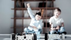 Robôs crianças estudo pioneiro