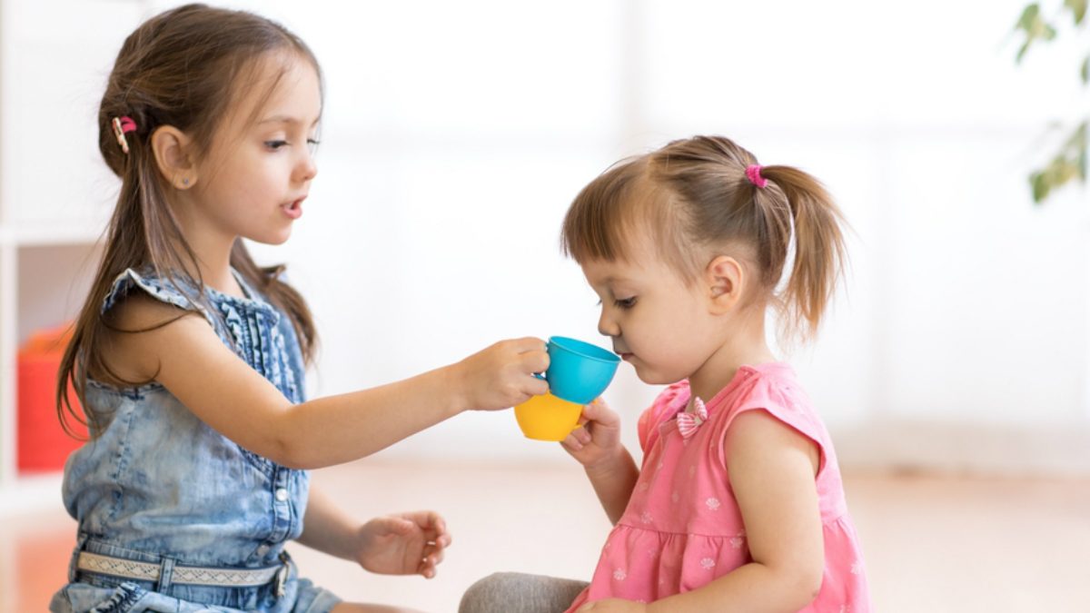 crianças e plastico