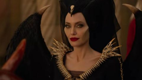 Angelina Jolie baton vermelho