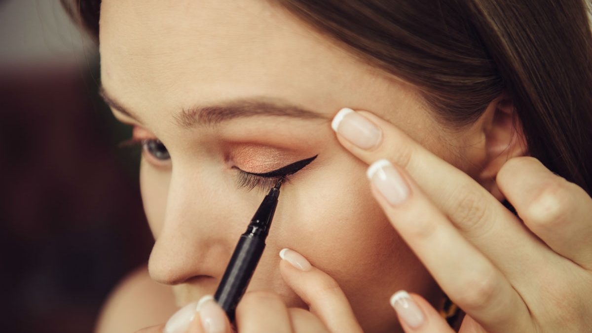 iStock-803464472eyeliner