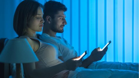 luz azul estudo telemovel computador