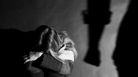 violência doméstica violência namoro gasolina diluente