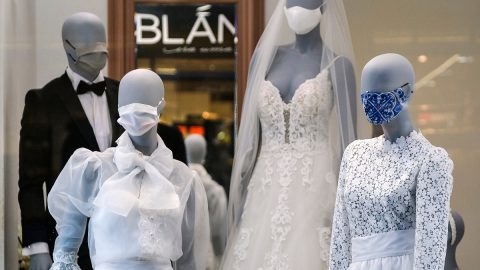 Montra de loja de noivas em Lisboa máscara coronavírus Covid-19 [Fotografia: Leonardo Negrão/Global Imagens]